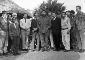 Comitiva que intervino en la reunión del 3 de abril de 1971 para el trazado del desarrollo ganadero en la regional Escambray. Guzmán Pozo (marcado con una flecha), no olvida un acontecimiento que marcó un antes y un después en su labor profesional: fueron años intensos en sus investigaciones agropecuarias. Fidel Castro en el Escambray
