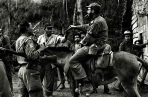 Fidel Castro En uno de sus recorridos habituales por el territorio montañoso de la Sierra Maestra en 1957 Fidel Castro En uno de sus recorridos habituales por el territorio montañoso de la Sierra Maestra en 1957