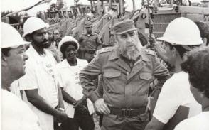 Fidel Castro junto a trabajadores cubanos