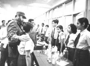 Fidel Castro en la inauguración de la Escuela Vocacional José Martí en Holguín. Foto: Periódico Granma.
