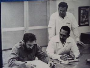 El Comandante en Jefe Fidel Castro en una de sus habituales visitas al CNIC. Sentado a su lado aparece el doctor Wilfredo Torres Yríbar, quien dirigió la institución durante diez años.