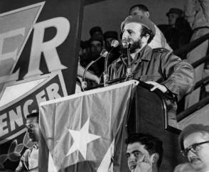 Fidel en la clausura de la Primera Plenaria Nacional del Inder.i Al pie de la tribuna, José Llanusa, entonces titular del organismo deportivo. Foto: Liborio Noval Fidel en la clausura de la Primera Plenaria Nacional del Inder.i Al pie de la tribuna, José Llanusa, entonces titular del organismo deportivo. Foto: Liborio Noval