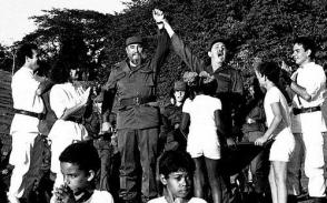 Fidel Castro y Raúl Castro en Cinco Palmas de Vicana, en 1986. Fidel Castro y Raúl Castro en Cinco Palmas de Vicana, en 1986.