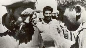 Fidel Castro y el periodista Luis Báez, en Girón, 1961