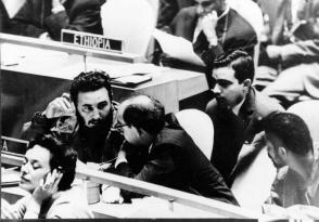 Fidel Castro comenta con el canciller Raúl Roa la intevención que ofrece Nikita Jruschov, Primer Ministro de la URSS. A la derecha el comandante Juan Almeida y detrás, Raúl Roa Kourí.