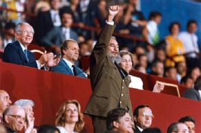 Fidel saluda a la delegación cubana en el acto de inauguración de los Juegos Olímpicos de Barcelona 92