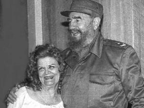 Fidel Castro y Carilda Oliver Labra. Foto: Ramón Pacheco Salazar Fidel Castro y Carilda Oliver Labra. Foto: Ramón Pacheco Salazar