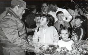 Fidel Castro recibe a niños soviéticos de Chernóbil el 29 de marzo de 1990. Foto: Liborio Noval Fidel Castro recibe a niños soviéticos de Chernóbil el 29 de marzo de 1990. Foto: Liborio Noval