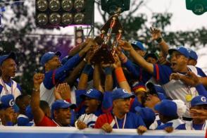 Los granmenses levanta el trofeo de Campeones Nacionales de Béisbol en la Serie 56 Los granmenses levanta el trofeo de Campeones Nacionales de Béisbol en la Serie 56