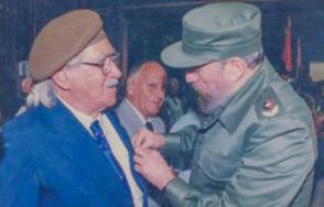 Fidel coloca el Título de Héroe del Trabajo en el pecho de Salvador Wood. Foto: Internet