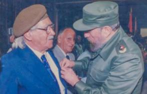 Fidel coloca el Título de Héroe del Trabajo en el pecho de Salvador Wood. Foto: Internet Fidel coloca el Título de Héroe del Trabajo en el pecho de Salvador Wood. Foto: Internet