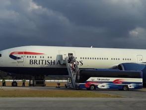 Pasajeros del crucero británico MS Braemar abordan aeronaves que los llevan de regreso al Reino Unido. Foto: Lisandra Fariñas/Cubadebate.