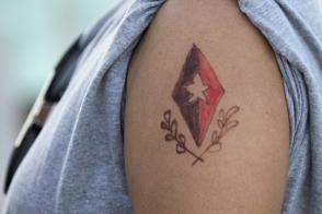 Una joven se ha dibujado la insignia del Comandante en Jefe en su antebrazo, durante el homenaje tributado por cientos de miles de habaneros en el Memorial José Martí, el 28 de noviembre de 2016. Foto: Ladyrene Pérez/ Cubadebate