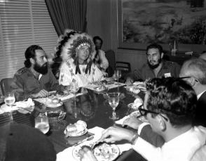 Fidel Castro y el jefe de la tribu pájaros blancos de los Indios Creeks, W. A. Raifford