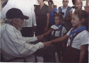 Fidel Castro saluda a niños en el complejo educacional Vilma Espín