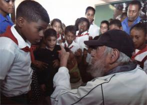 Fidel Castro conversa con estudiantes de la escuela Vilma Espín