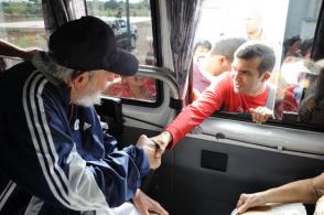 Fidel Castro Ruz junto a integrantes del «II Vuelo de la Solidaridad Bolívar-Martí, un puente de pueblo a pueblo»