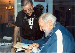 Fidel Castro y Randy Perdomo, presidente de la FEU de la Universidad de la Habana