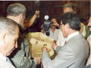 Recibiendo los pergaminos que acreditan la concesión de títulos honorarios en la Universidad Mayor de San Simón de Cochabamba y la Facultad de Derecho y Ciencias Políticas de la Universidad Mayor de San Andrés, en la Paz