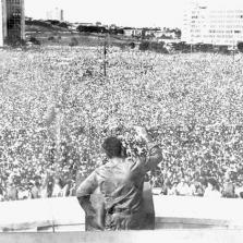 El 2 de septiembre de 1960, ante un millón de personas en la Plaza de la Revolución, Fidel anunció el establecimiento de relaciones con China. Foto: Raúl Corrales