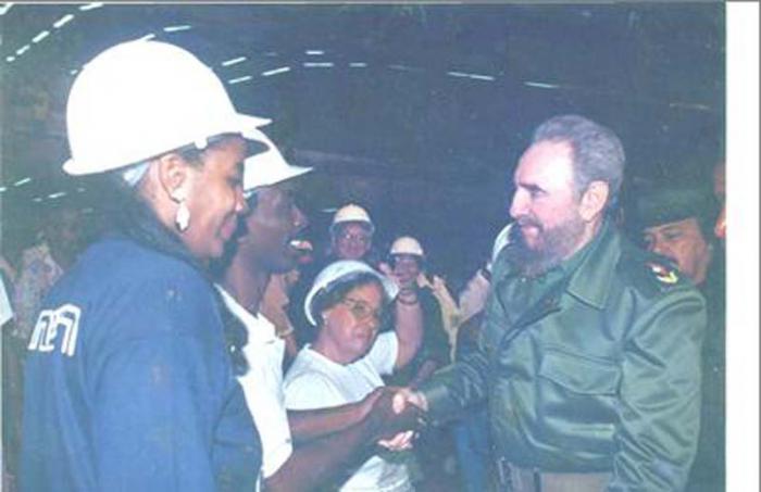 Fidel saluda a Ángel Luis, uno de los cubanos que tuvo la gran dicha de verle de cerca