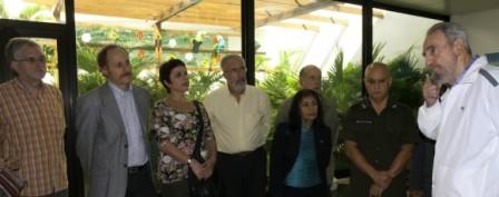 De izquierda a derecha: Monereo, Claudio Kats, Beatriz, Atilio, Carmen, Pablo González Casanova, uno de los médicos que atiende al Comandante y Fidel. Foto: Roberto Chile
