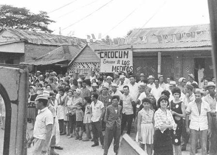 Pobladores de Cacocum a la espera del  tren con los que se graduarían en el Turquino.