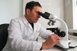 El hematólogo Dr. Leobaldo Prieto Jiménez durante un estudio de laboratorio.